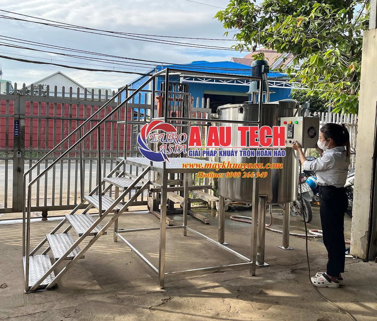 bồn khuấy sơn sàn thao tác