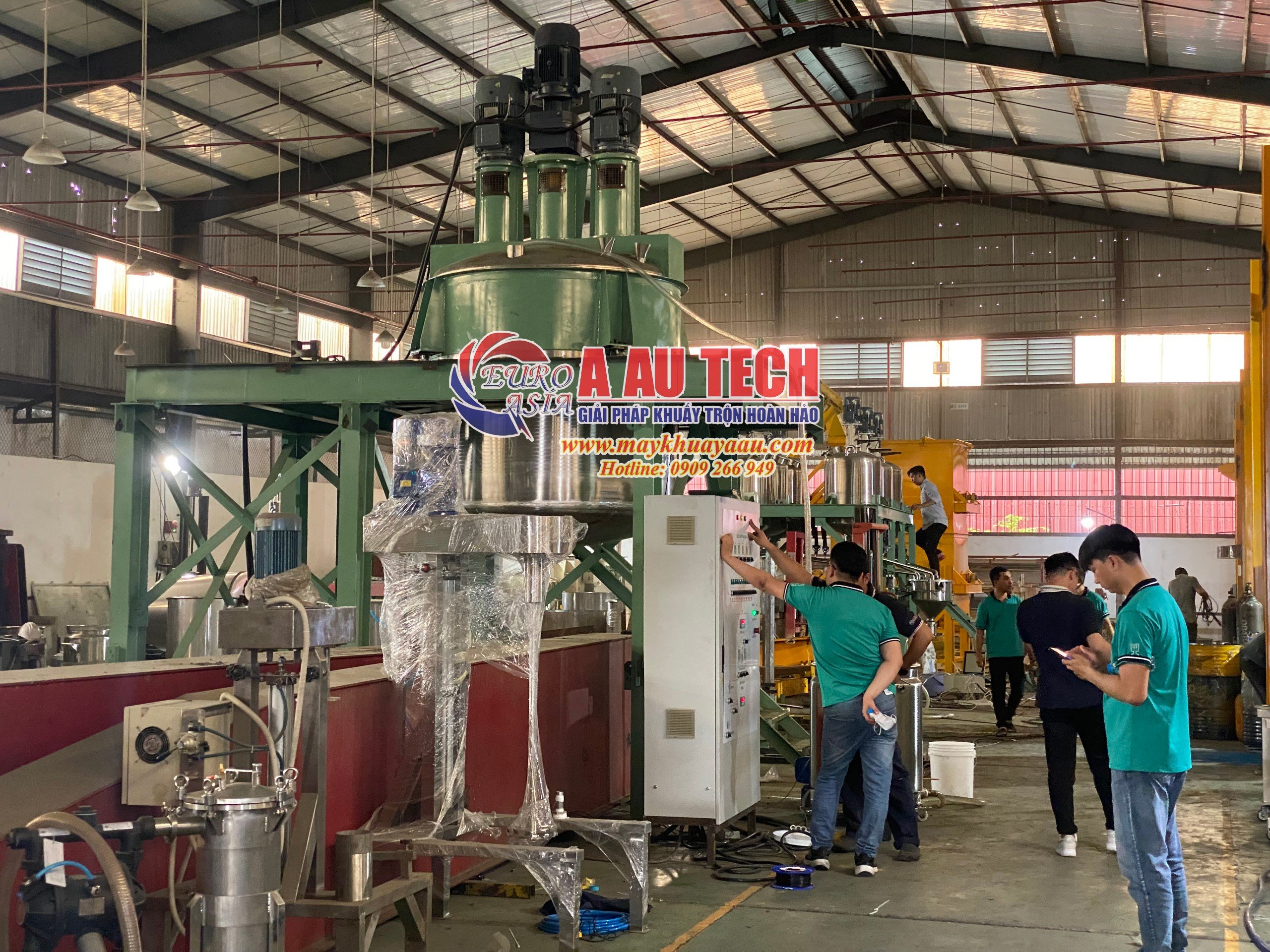 bồn khuấy sàn thao tác khuấy phụ gia sơn